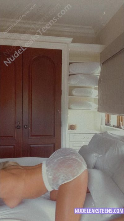 Carolina Samani – She teases her body on bed, then starts to twerk like shes begging to get fucked