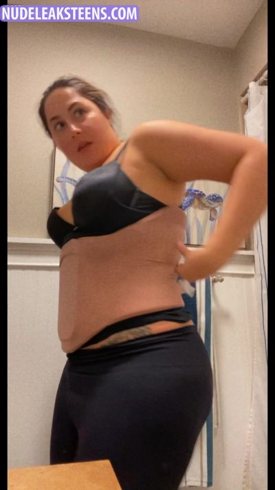 Honeelareine – Chubby girl teasing showing her body