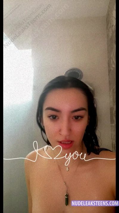 Jade S – Naked whore yaps in shower