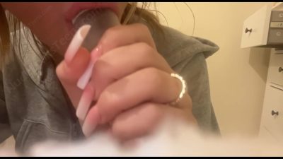 Jess – She sucks on a item as if it was a dick