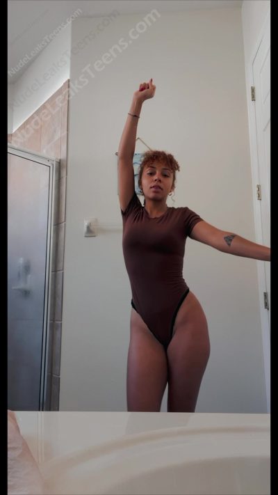 Laura Koveleski – She dances to a music while showing and throwing her cheeks while doing it