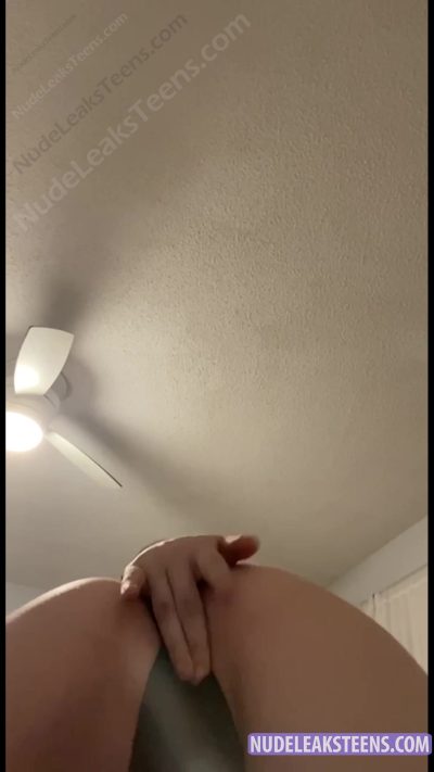 Lauren Sanders – Teen shakes her ass and plays with her pussy through panties