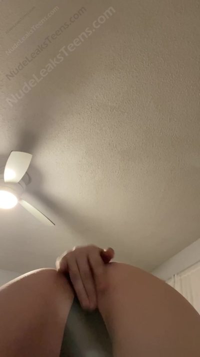 Lauren Sanders – She shakes her ass and plays with her pussy thru the panties