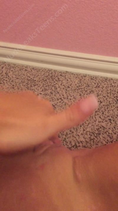 Megan Nuzum – She masturbates her bald pussy