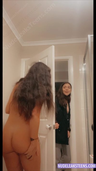 Nashunda Leoni – She strips completely naked and dances sensually right in front of her phone camera