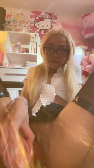 Zowey – Cute teen slides the big dildo in her tight pussy as shes fully enjoying it