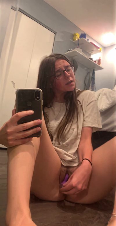 Jordyn – Playing with a sex toy